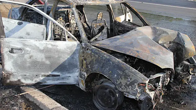 Otomobil Direğe Çarpıp Yandı: 3 Yaralı