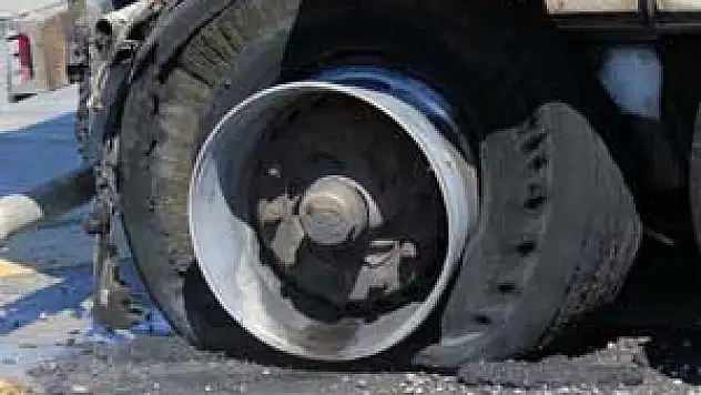 Tırın Lastiği Alev Aldı