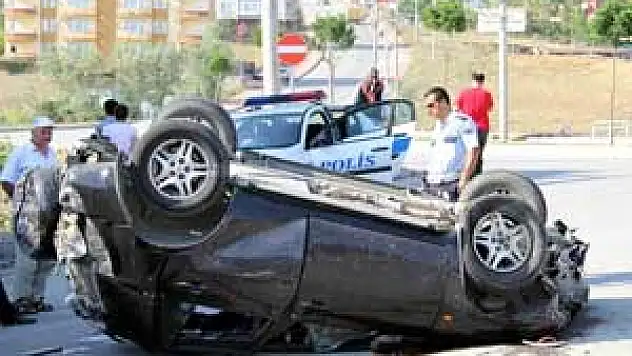EHLİYETSİZ SÜRÜCÜ OTOMOBİL İLE TAKLA ATTI: 3 YARALI