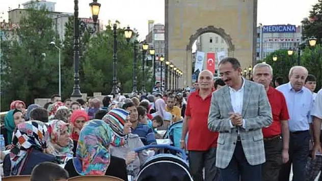  Tarihi Köprü Üzerinde İftar Keyfi