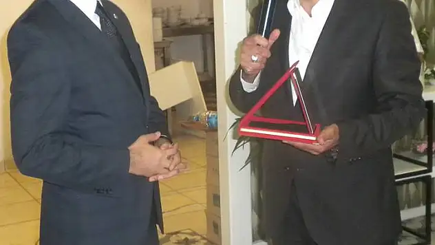 ASARCIK KAYMAKAMINA VEDA PLAKETİ...