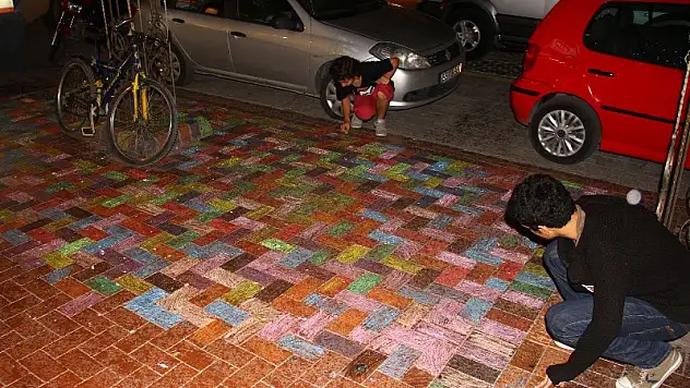 KALDIRIMI RENGARENK BOYADILAR