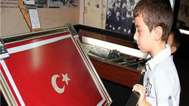 91 yıllık Türk Bayrağı tarih kokuyor
