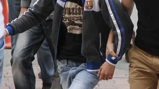  SİLAHLI GENÇ, POLİSTEN KAÇAMADI