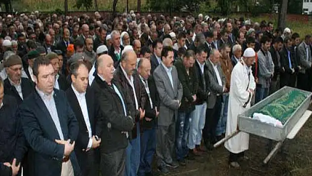 Eski Vekil Çakır dayısını son yolculuğa uğurladı