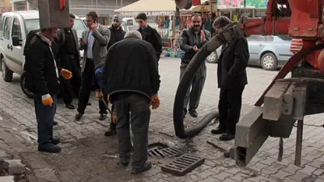 BELEDİYE EKİPLERİ KANAL TEMİZLİĞİNİ SÜRDÜRÜYOR