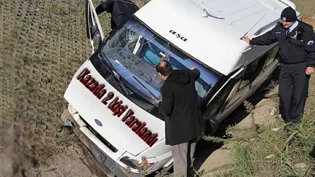 Minibüs Su Kanalına Girdi: 2 Yaralı