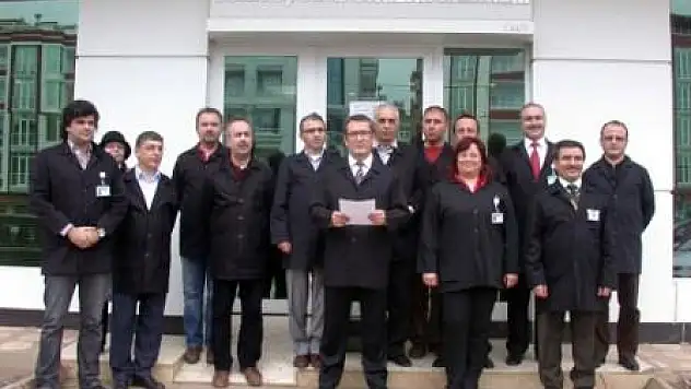 Doktorlardan siyah önlüklü protesto