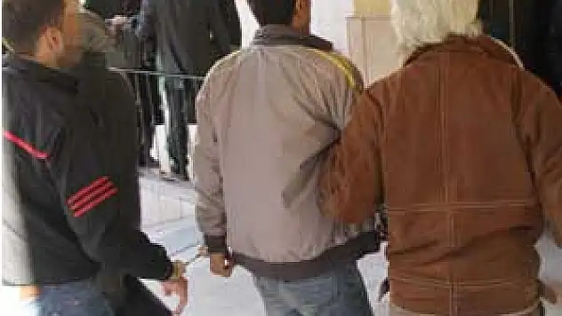 Uyuşturucu Ticareti İddiasına 2 Gözaltı