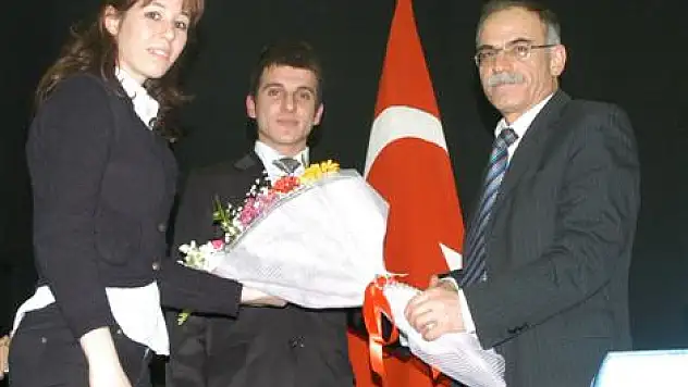 Rektör akan, yüksek okul öğrencilerine söyleşi yaptı