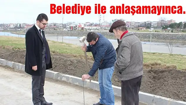  YÜRÜYÜŞ VE KARAYOLUNA KAZIK ÇAKTILAR!