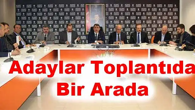 Adaylar toplantıda bir arada