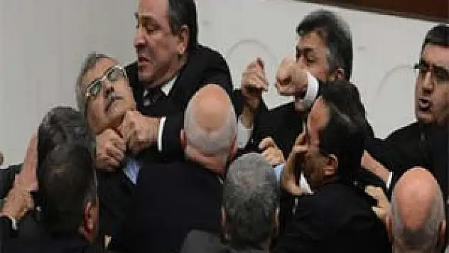 MİLLETVEKİLLERİ YUMRUK YUMRUĞA