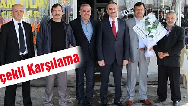 ESNAF, BAŞKAN DÜNDAR'I ÇİCEKLERLE KARŞILADI