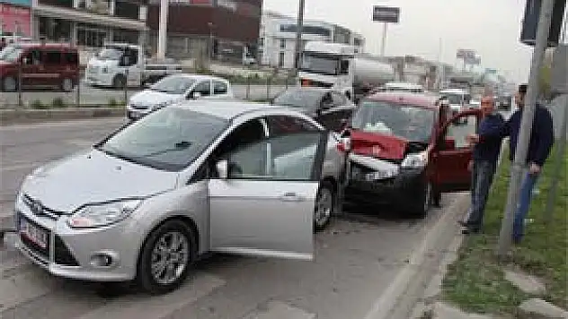 SAMSUN'DA ZİNCİRLEME TRAFİK KAZASI: 2 YARALI