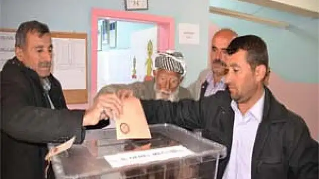 Türkiye'nin en yaşlı seçmeni oyunu kullandı