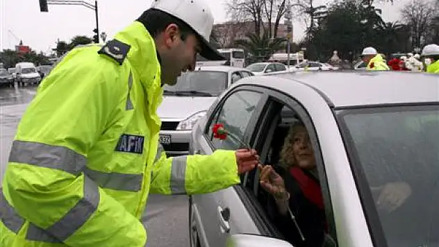 Polisten karanfilli uyarı