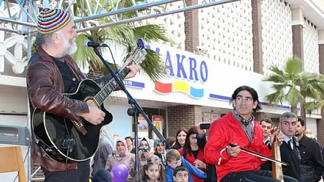 Sanatçı Saka, Karadeniz müzikleri ile sevenlerini coşturdu