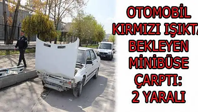 OTOMOBİL KIRMIZI IŞIKTA BEKLEYEN MİNİBÜSE ÇARPTI: 2 YARALI