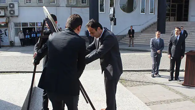 23 Nisan'da Çelenk Sunuldu