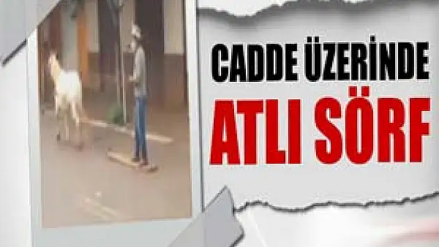 Cadde üzerinde atlı sörf