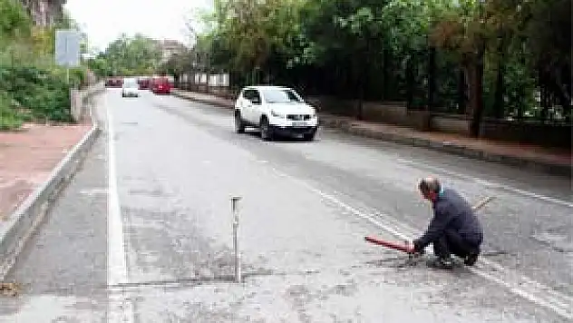 Caddeye Kazık Çakarak Trafiğe Kapattı