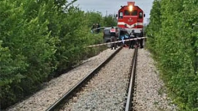 Trenin 300 Metre Sürüklediği Araçta Can Verdi