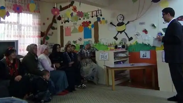 Kemer İlkokulunda 7-19 Yaş Aile Eğitim Semineri