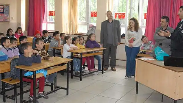Emniyet öğrencileri bilinçlendiriyor