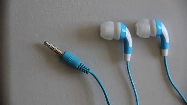 KULAKLIKLA MÜZİK DİNLEYENLERİ BEKLEYEN TEHLİKE