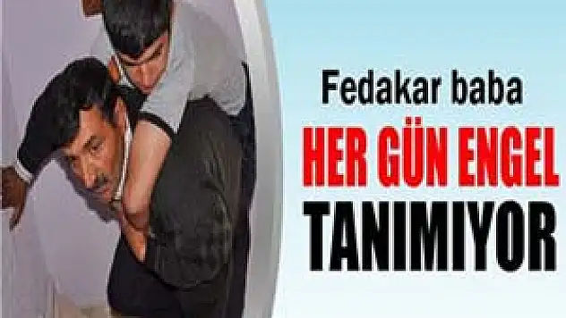 Engelli çocuklarını her gün sırtında taşıyor