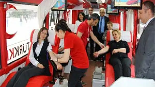 AK Kadınlar Kan Veriyor