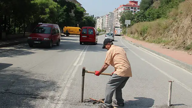 Vatandaş yola kazık çaktı