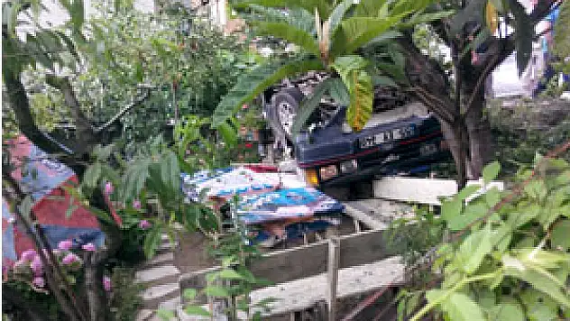 Otomobil Evin Bahçesine Yuvarlandı: 1 Yaralı