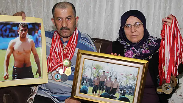 BAŞPEHLİVAN FATİH ATLI'NIN BABA EVİNDE BÜYÜK SEVİNÇ