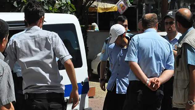 ZİRAAT BANKASI GÜVENLİĞİNİN SİLAHINI ÇALDI KAÇTI...