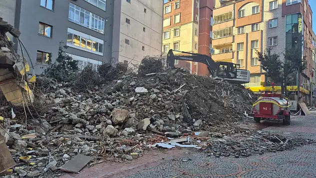 3 ay önce tahliye edilen binanın yıkımı yapıldı