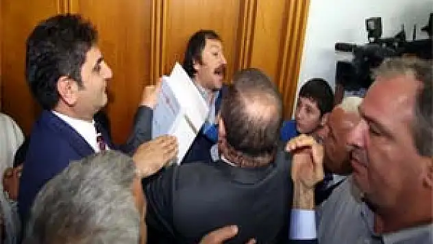 CHP GRUBUNDA GERGİNLİK