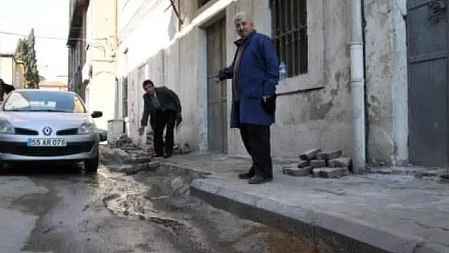 Kanalizasyon 2 gündür sokağa akıyor