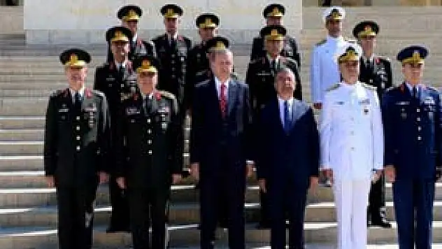 Erdoğan ve YAŞ Üyelerinden Anıtkabir'de Hatıra Fotoğrafı