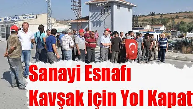 Sanayi Esnafı Kavşak için Yol Kapattı