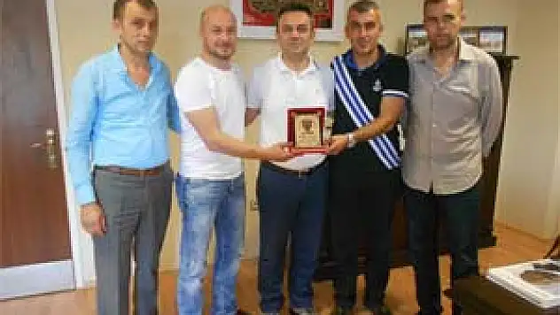 Şirinler Taraftar Grubu'ndan Gürkan'a Plaket