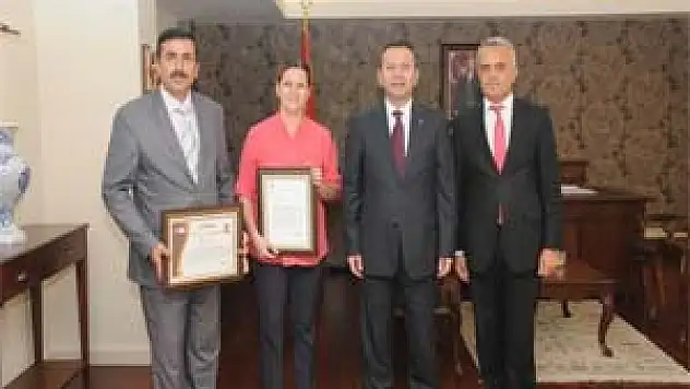 Vali Aksoy'dan Personele Ödül
