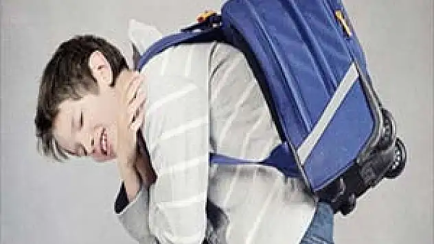 Ağır okul çantası omurga eğriliğine yol açıyor