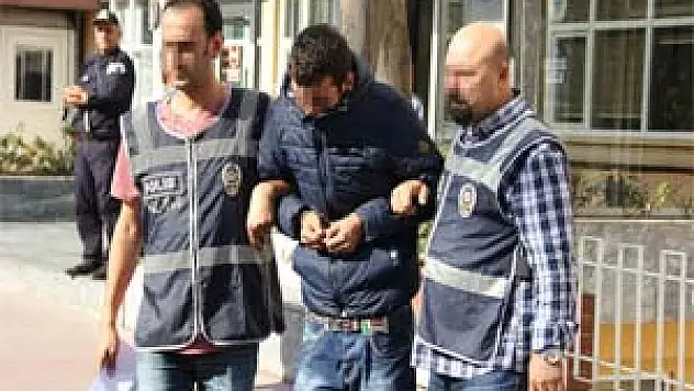 OTOMOBİLDE BONZAİ İLE YAKALANAN 5 KİŞİ ADLİYEYE SEVK EDİLDİ