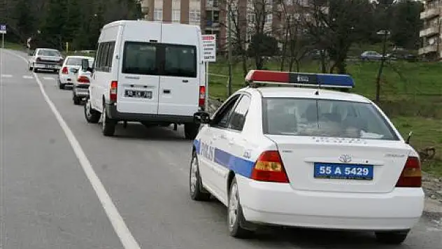 YGS kurye aracı kaza yaptı