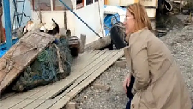 BAFRA'DA DENİZDE KAYBOLAN BALIKÇININ KIZI BABASINA AĞITLAR YAKTI