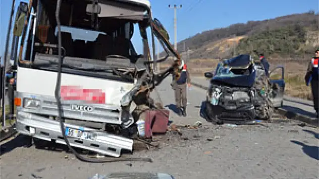 MİDİBÜS İLE OTOMOBİL ÇARPIŞTI: 9 YARALI