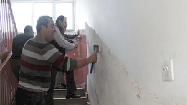 Yarı Yıl Tatilinde Okulu İçin Çalışıyor