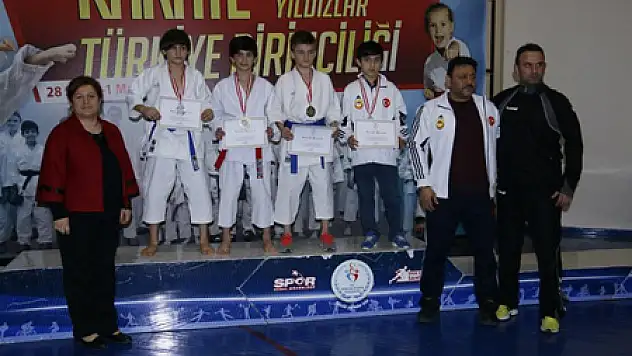 KÜÇÜKLER-YILDIZLAR TÜRKİYE KARATE BİRİNCİLİĞİ BAŞLADI